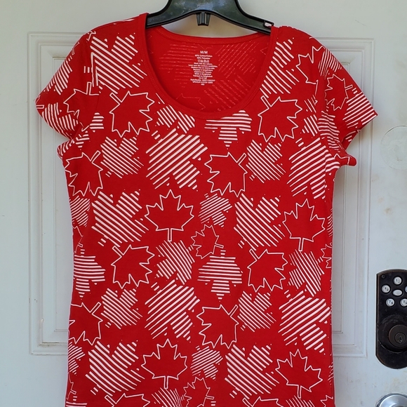 3/$30 Short Sleeve Canada Maple Leaf TShirt - Picture 1 of 4